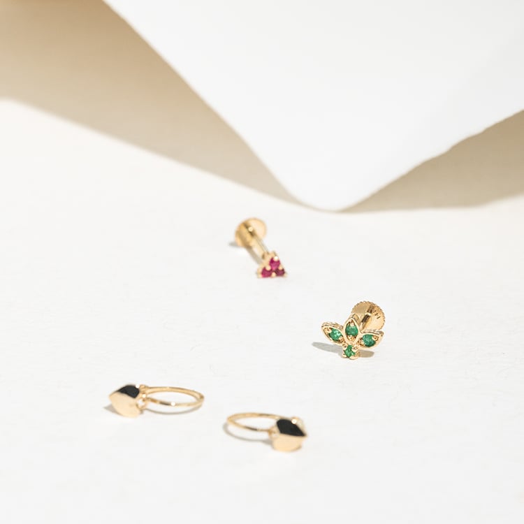 Zlatá piercing náušnica so smaragdmi Ciera 123093