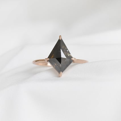 Minimalistický prsteň so salt and pepper diamantom Brogan