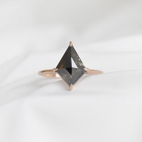 Minimalistický prsteň so salt and pepper diamantom Brogan