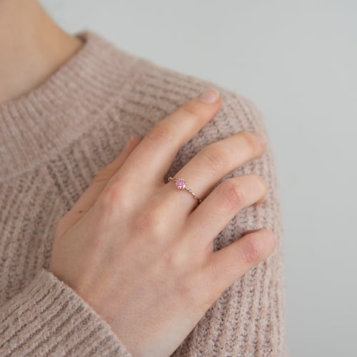 Zásnubný prsteň s certifikovaným fancy pink lab-grown diamantom Jelena