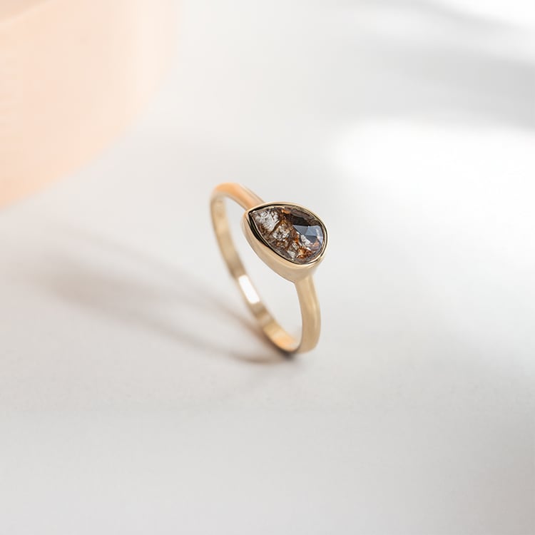 Prsteň so salt and pepper pear diamantom Levander 149228