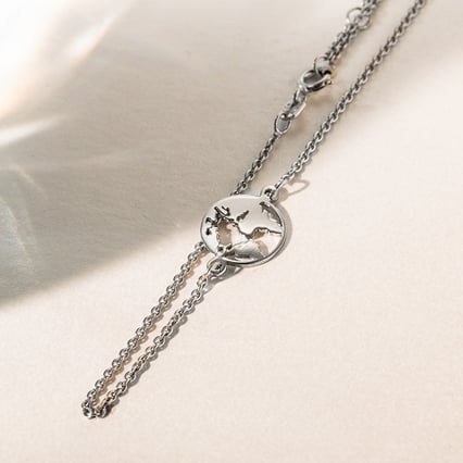 Zlatý náramok na nohu s mapou sveta Alissa