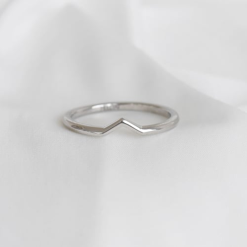 Minimalistický vykrojený prsteň Heldai