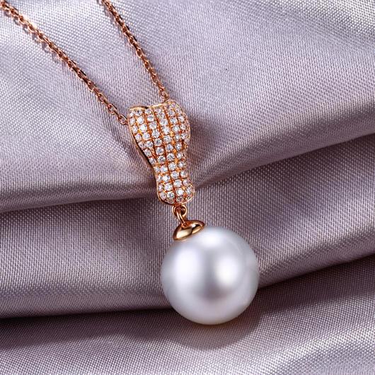 Biela perla v zlatom náhrdelníku 13150