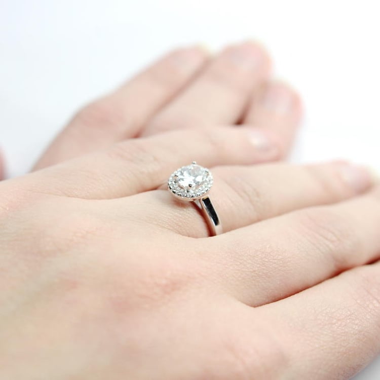 Diamantový prsteň z 18k zlata na ruke Fulvia 5011