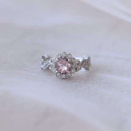 Zásnubný prsteň s morganitom a diamatnmi vo vintage štýle Kavita