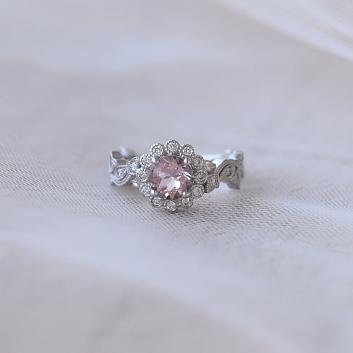 Zásnubný prsteň s morganitom a diamatnmi vo vintage štýle Kavita