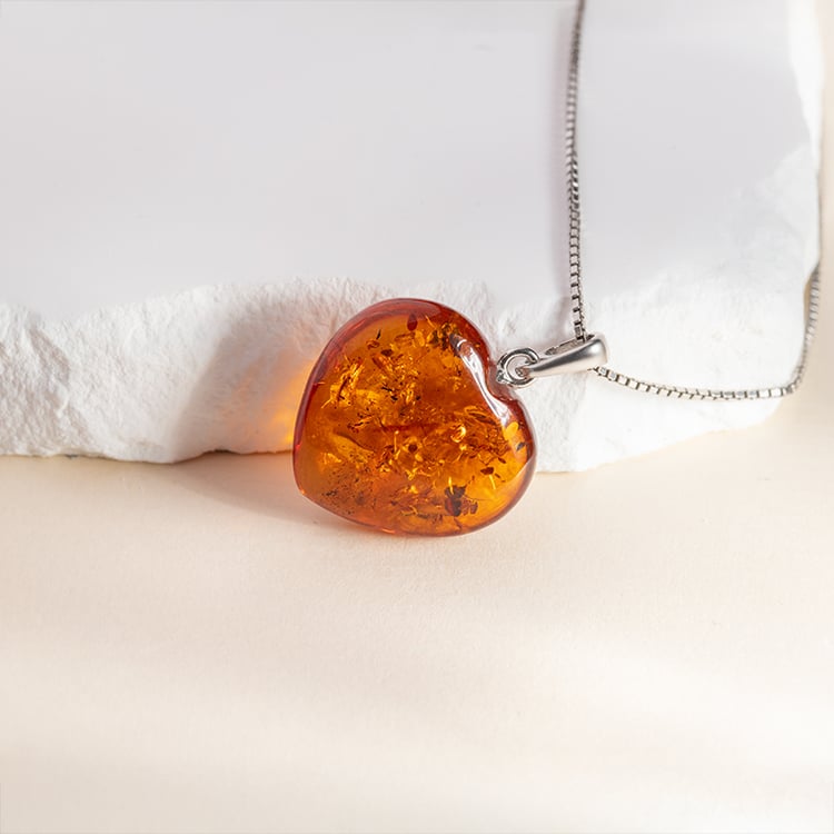 Strieborný jantárový prívesok v tvare srdca Cuore 150511