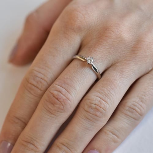 Zásnubný prsteň s diamantom Daika