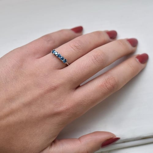 Zlatý prsteň s päticou modrých diamantov Klein