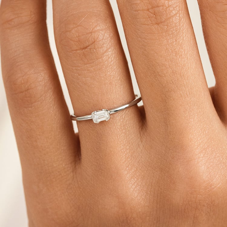 Minimalistischer Ring aus Silber mit einem Lab Grown Diamanten in Emerald-Form Henrik 162922