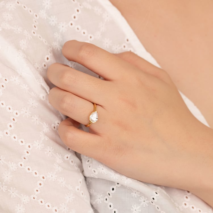 Zlatý prsteň s half-bezel pear diamantom Timarete 164516