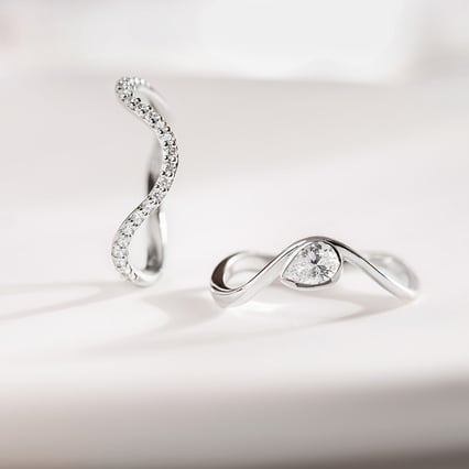 Atypický zásnubný prsteň s pear diamantom Kylie