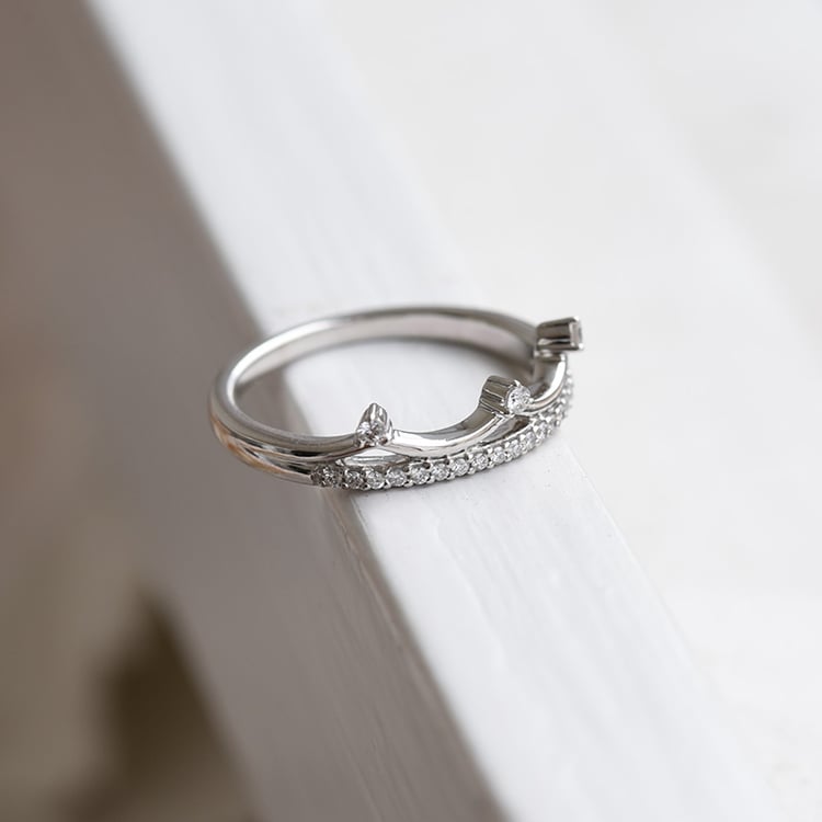 Zlatý prsteň v tvare korunky s diamantmi 88620