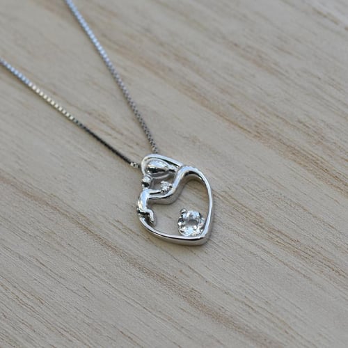 Strieborný prívesok matka a dieťa s bielym topásom a diamantom Heli