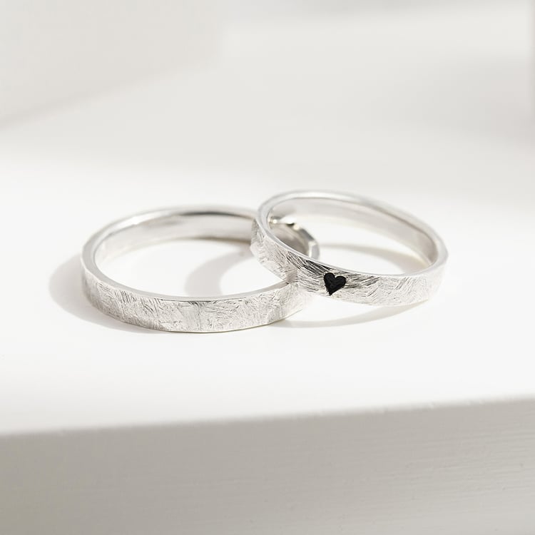 Zlaté tepané svadobné obrúčky so škriabaným povrchom s enamelovým srdcom Vaiole 157197