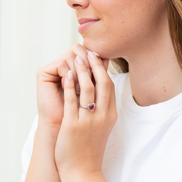 Zlatý prsteň s lab-grown rubínovým srdcom a diamantmi Liola 144201