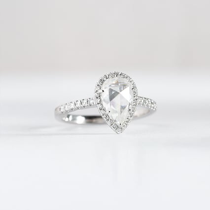 Zlatý diamantový prsteň s pear moissanitom Zusie