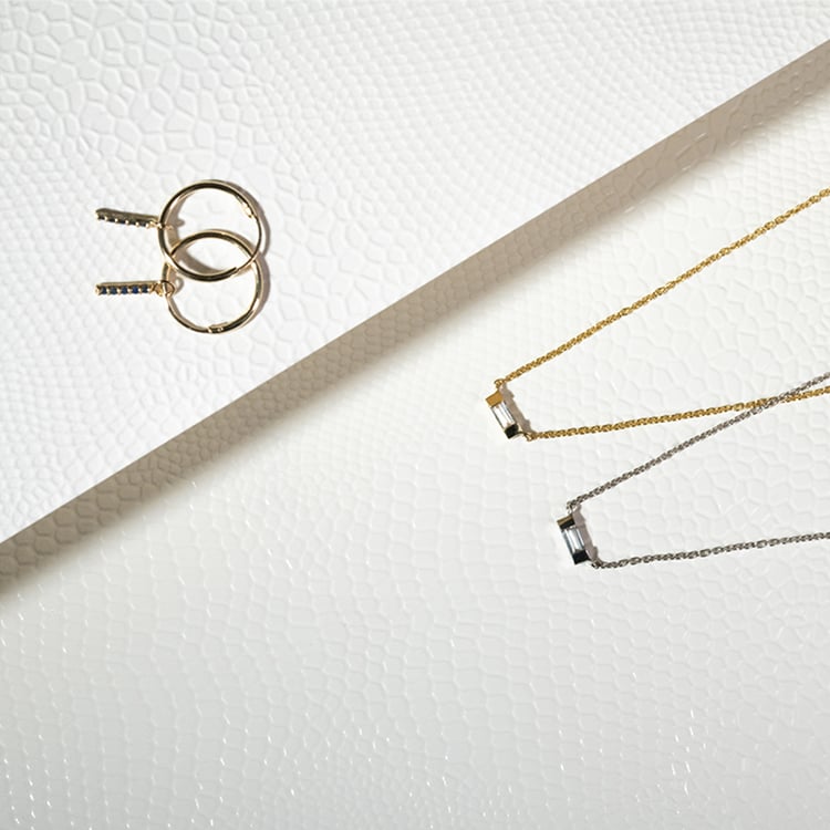 Zlatý náhrdelník s baguette bielym zafírom Averie 129238
