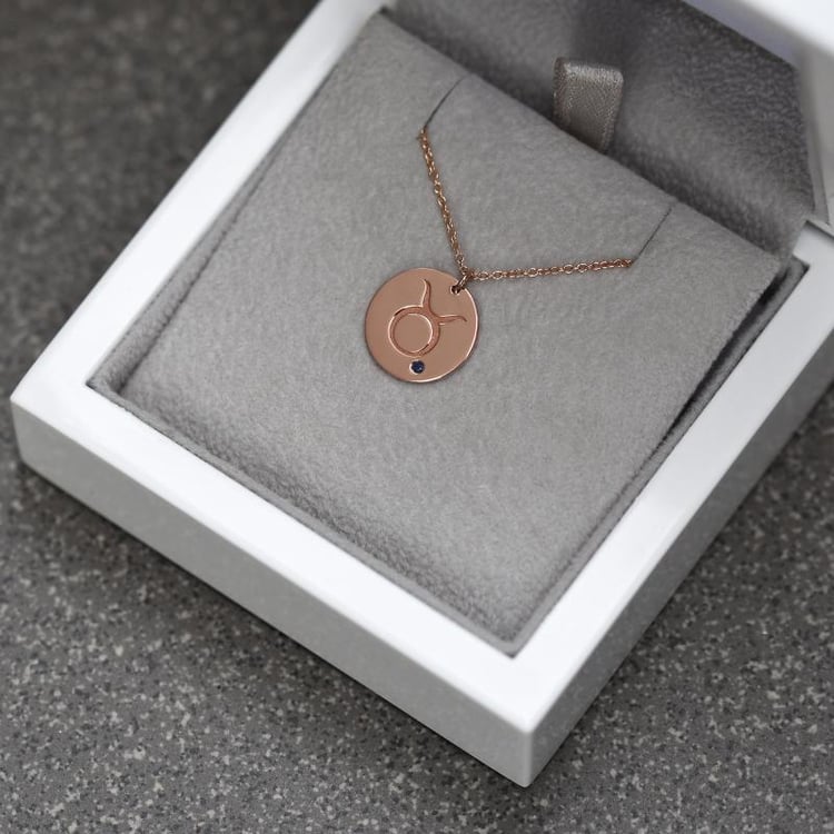 Strieborný prívesok so znamením a zafírom Býk 103431