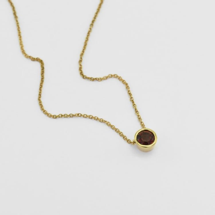 Drobný zlatý náhrdelník s granátom 50060
