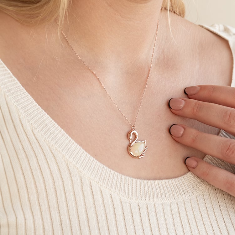 Opálový prívesok z ružového zlata v tvare labute Svane 135733