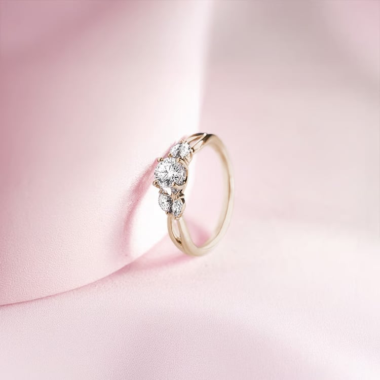 Romantický zásnubný prsteň z orieškového zlata s lab-grown diamantmi 165169