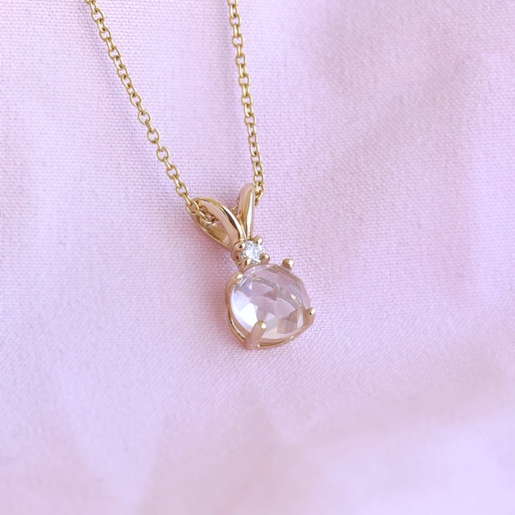 Zlatý prívesok s ruženínom a diamantom 80516