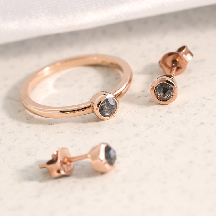 Jemné bezel náušnice so salt and pepper diamantmi Tofine 122394