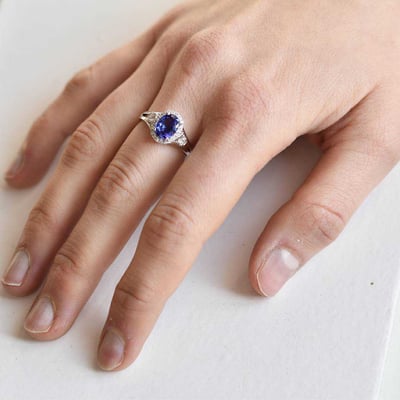 Zlatý prsteň s tanzanitom a diamantmi