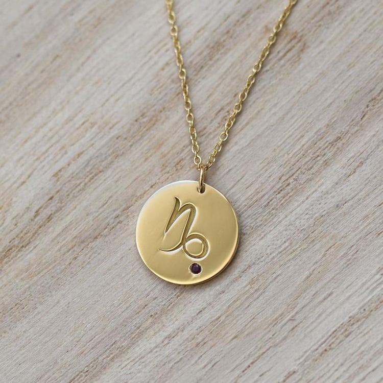 Strieborný prívesok so znamením a granátom Kozorožec 103449