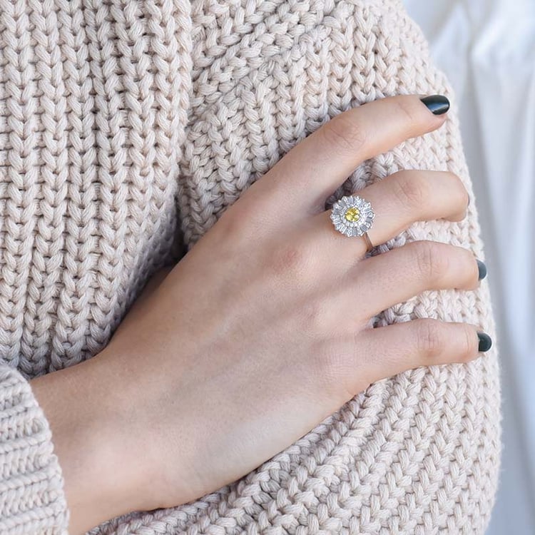 Zlatý prsteň s diamantmi a žltým zafírom 92826