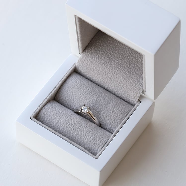 Prsteň so syntetickým diamantom 78524