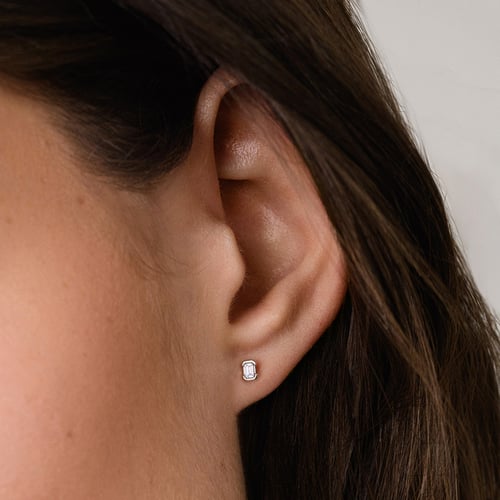 Minimalistické strieborné napichovacie náušnice s emerald diamantom Agata