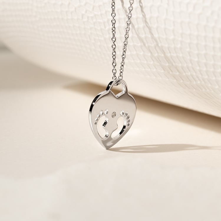 Zlatý prívesok detské nožičky s diamantom a gravírom Sophia 137404