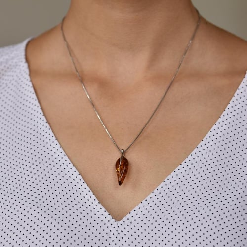 Strieborný elegantný prívesok s jantárom Ximen