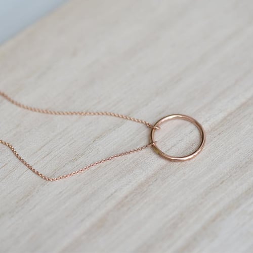 Strieborný náhrdelník minimalistického tvaru Karma
