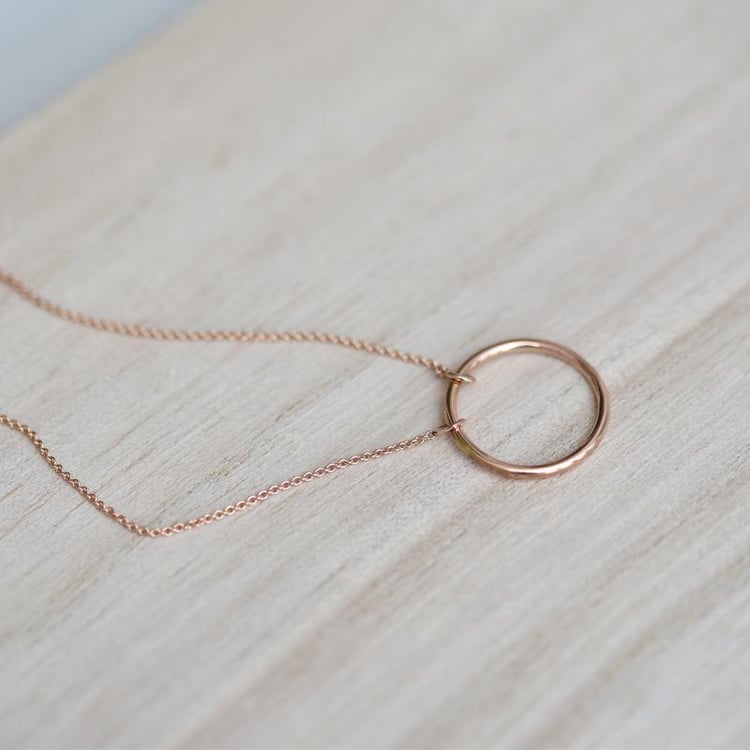 Strieborný náhrdelník minimalistického tvaru Karma 103614