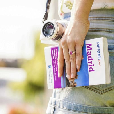 Strieborný prsteň s ružovým zafírom 