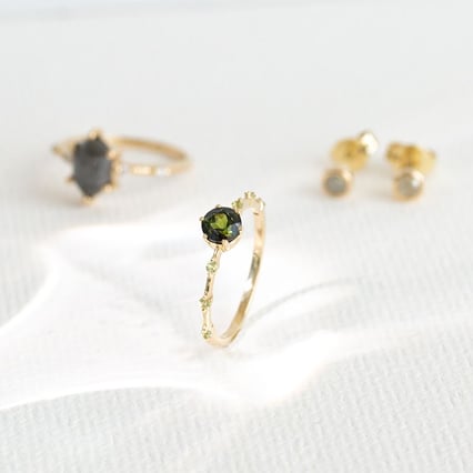 Prsteň so zeleným turmalínom a postrannými olivínmi Jelena