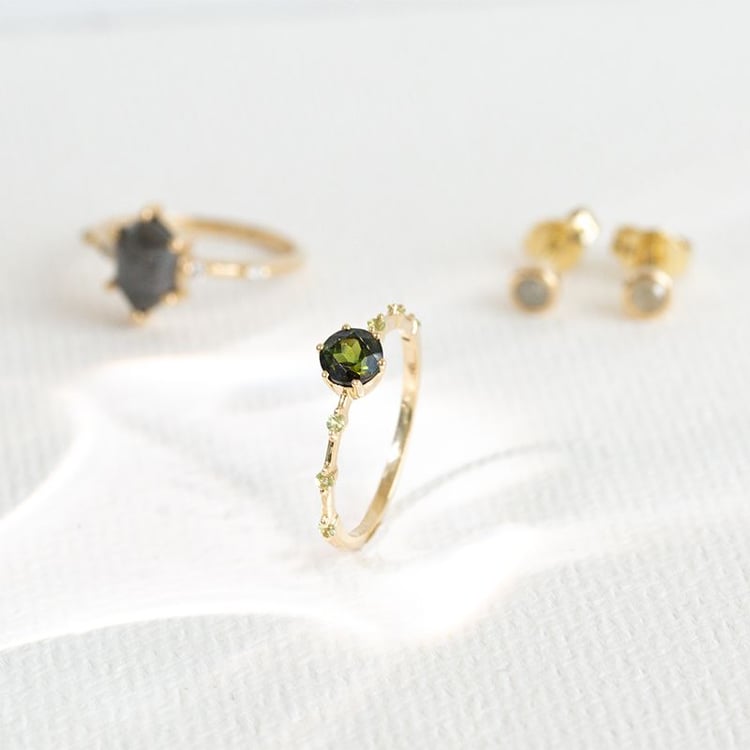 Prsteň so zeleným turmalínom a postrannými olivínmi Jelena 128683
