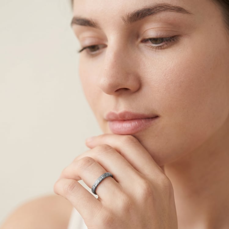 Dámsky mierne zaoblený snubný prsteň z karbónu Jaidon 166771