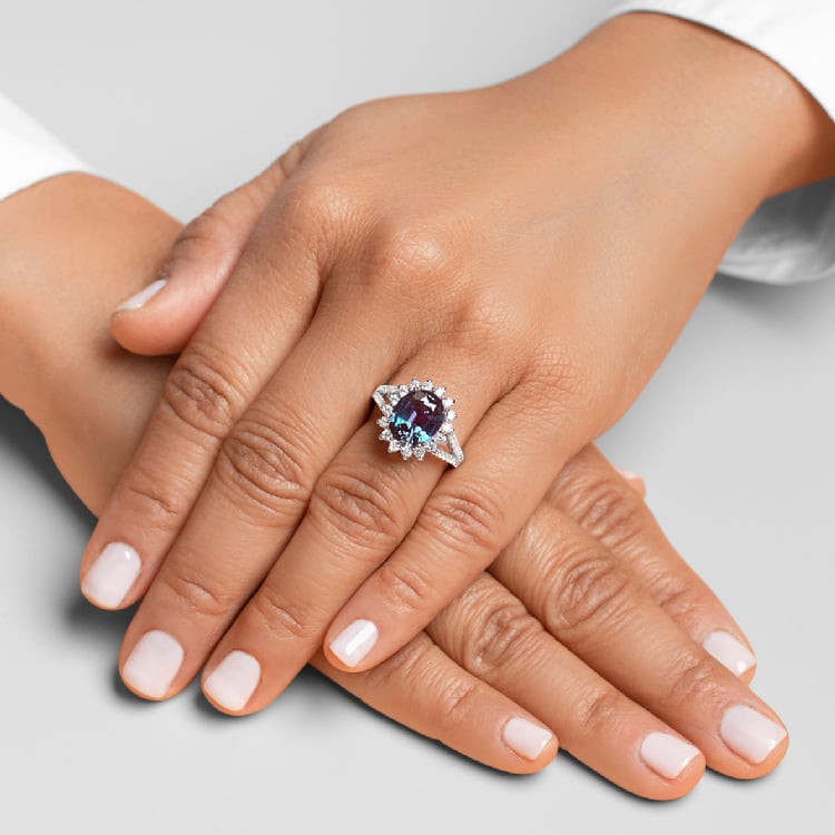 Zlatý halo prsteň s oválnym lab-grown alexandritom a diamantmi Willie 136589