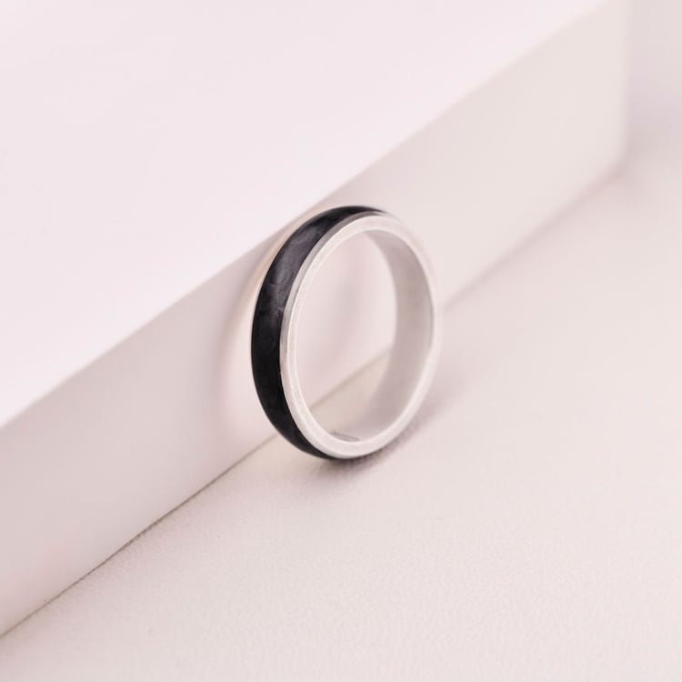 Plochý snubný prsteň z karbónu a striebra Kaidan 165783