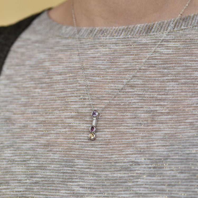 Strieborný prívesok s triom drahokamov 25742