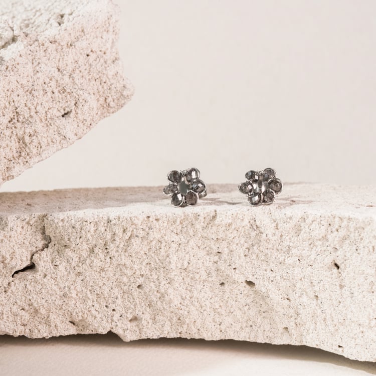 Náušnice v tvare kvetov so salt and pepper diamantmi Dina 101056