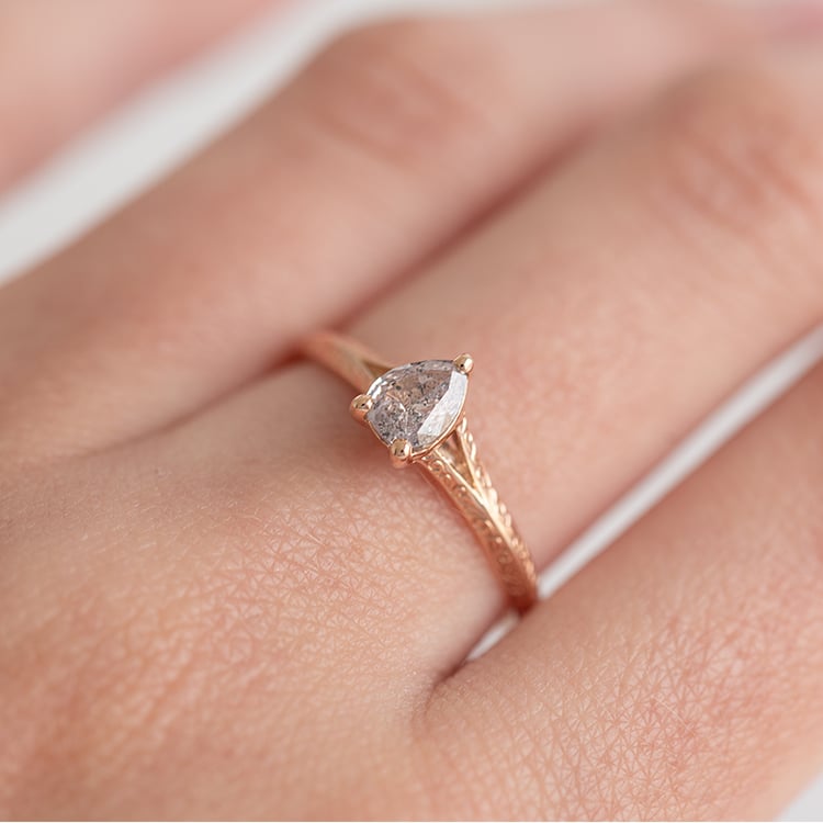 Ručne rytý prsteň s pear salt and pepper diamantom Dalia 121392