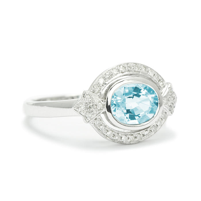 Zlatý prsteň s oválnym akvamarínom a diamantmi