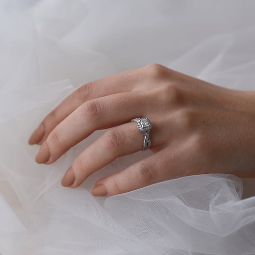 Nádherný diamantový prsteň s princess diamantom Catryn