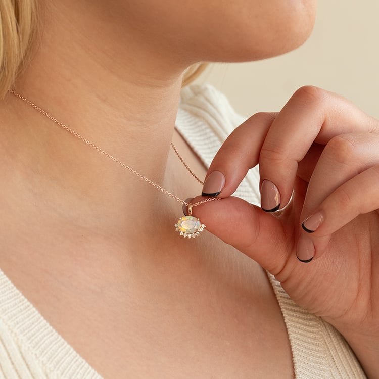 Half halo prívesok s oválnym opálom a diamantmi Fursey 135651